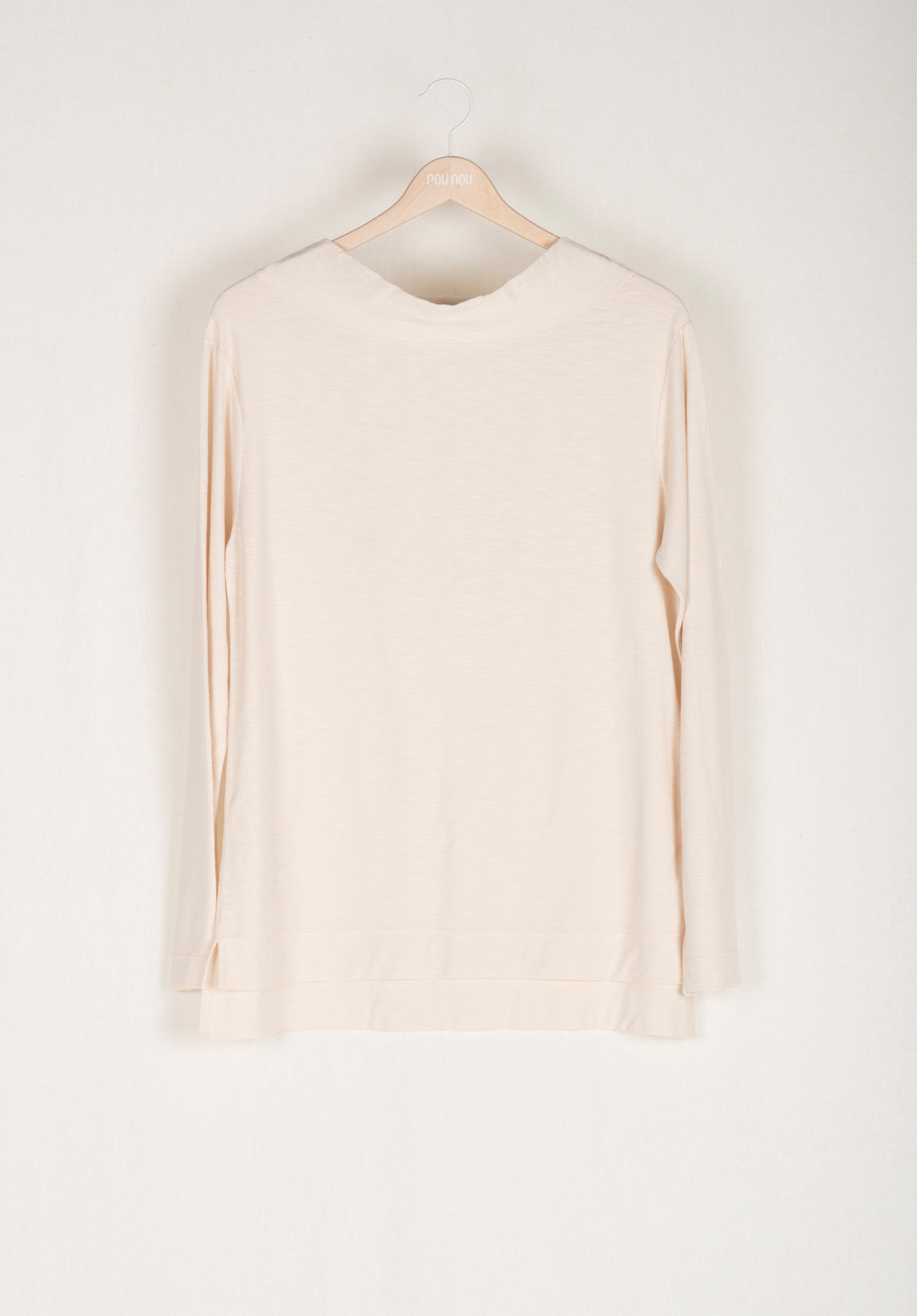 Plain long-sleeved T-shirt with fitted round neckline
