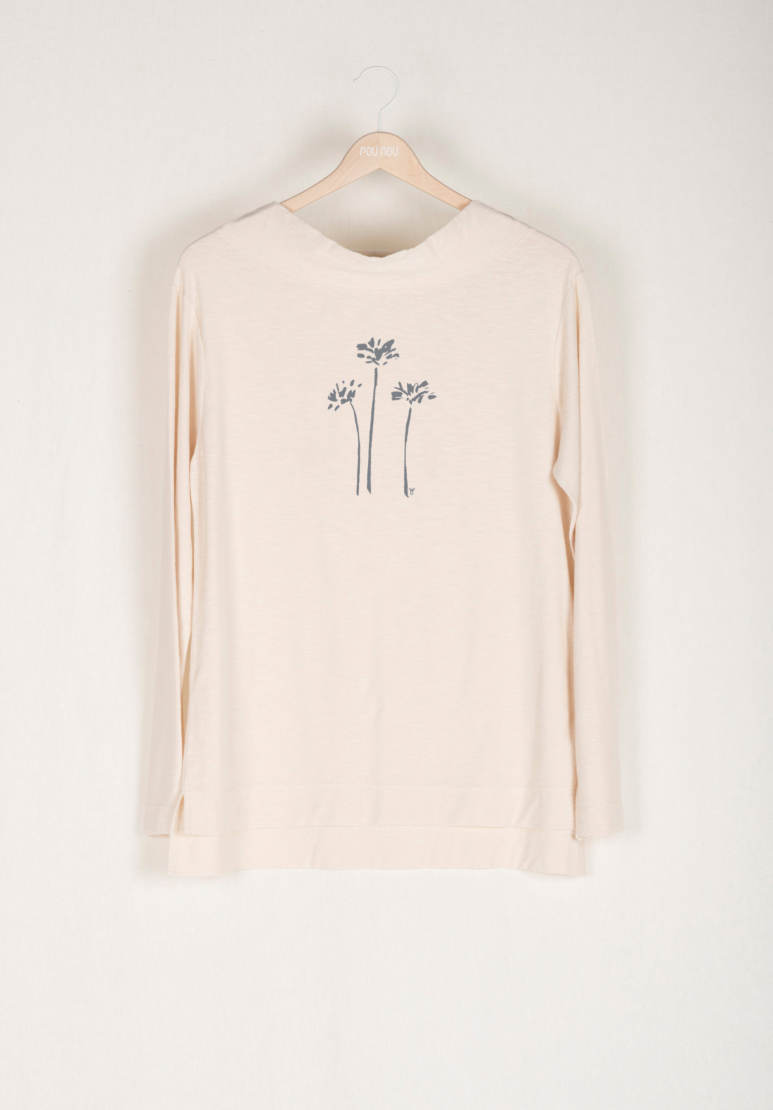 Long-sleeved T-shirt with fitted round neckline sophistication
