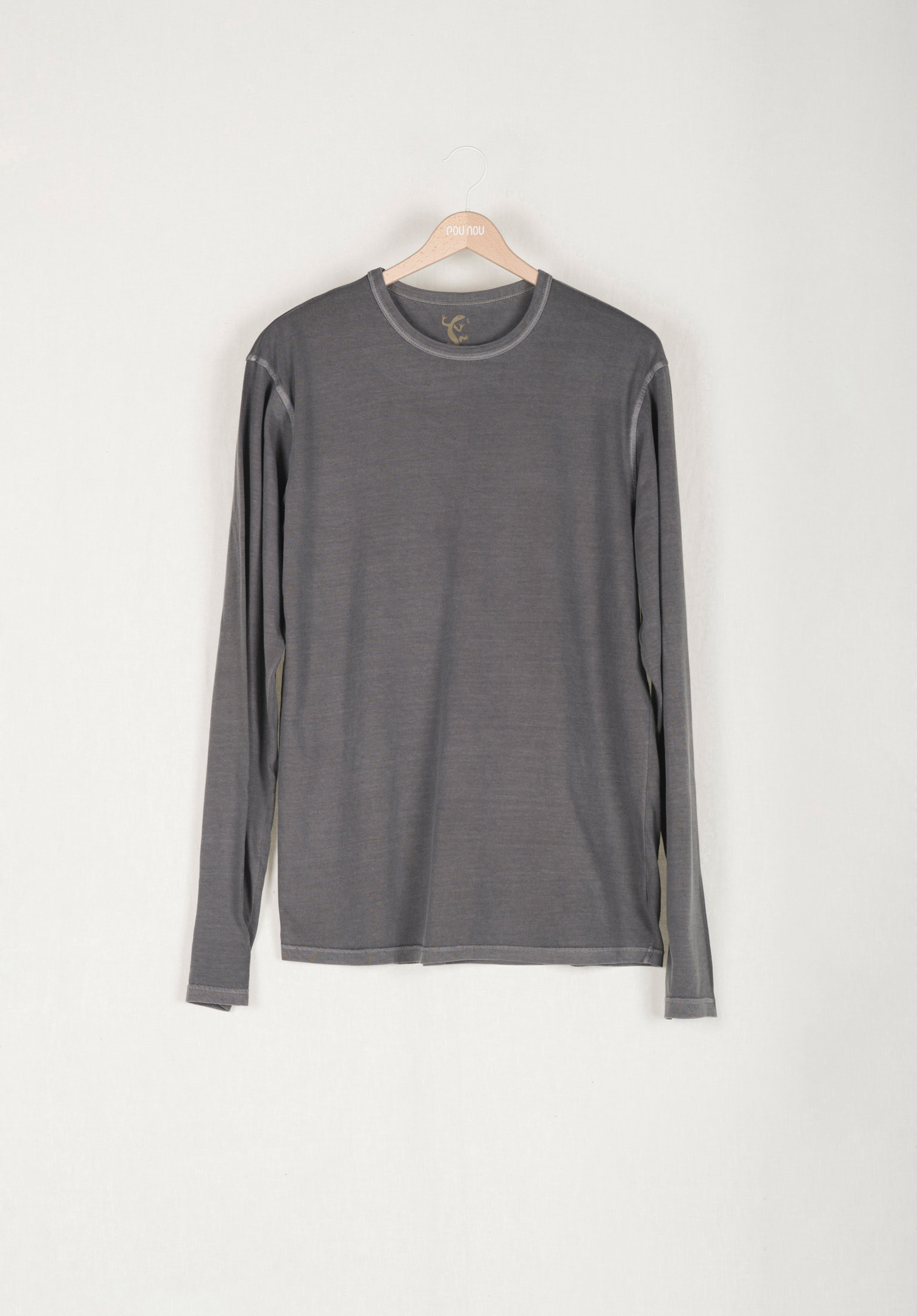 Plain basic long-sleeved T-shirt