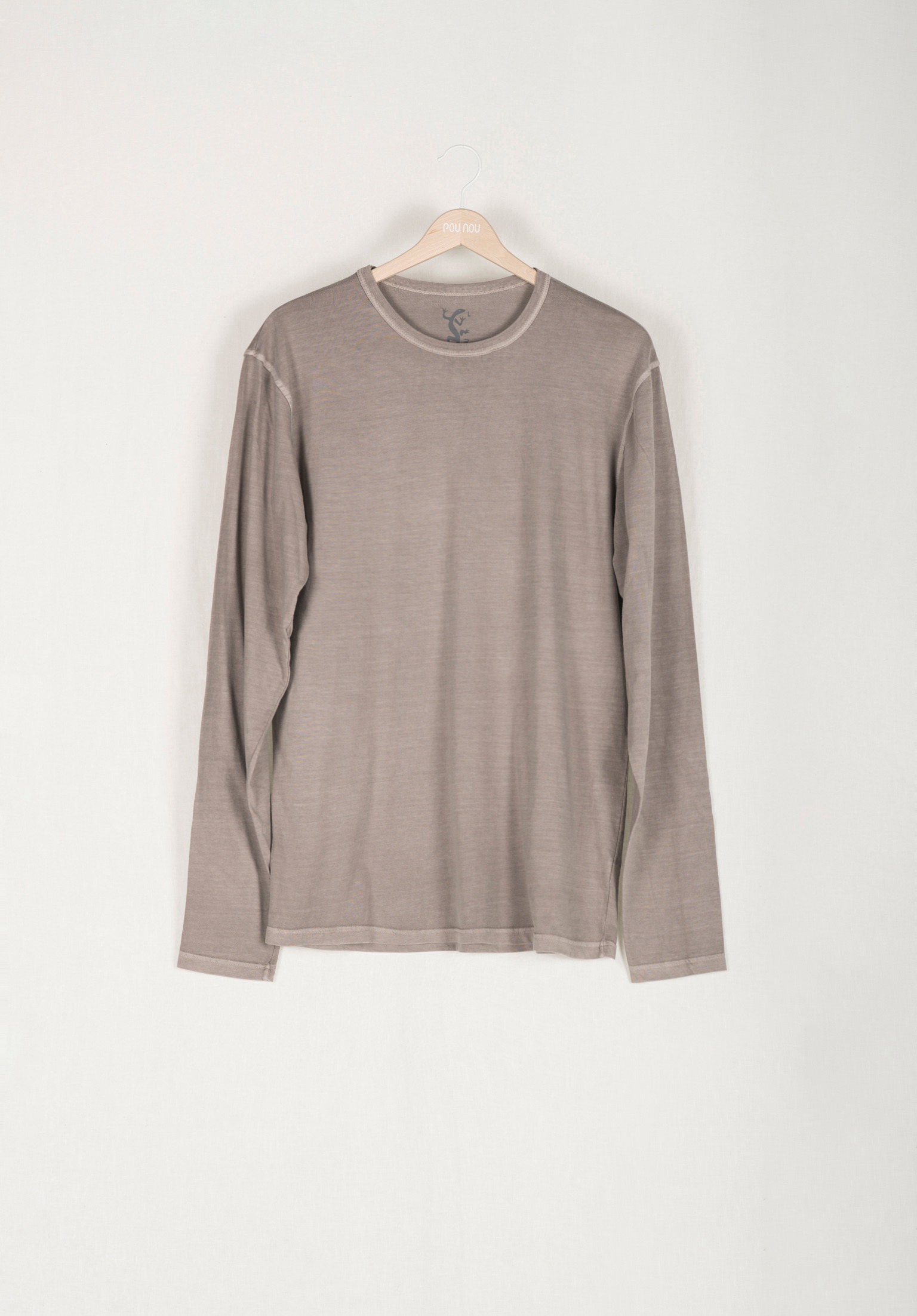 Plain basic long-sleeved T-shirt