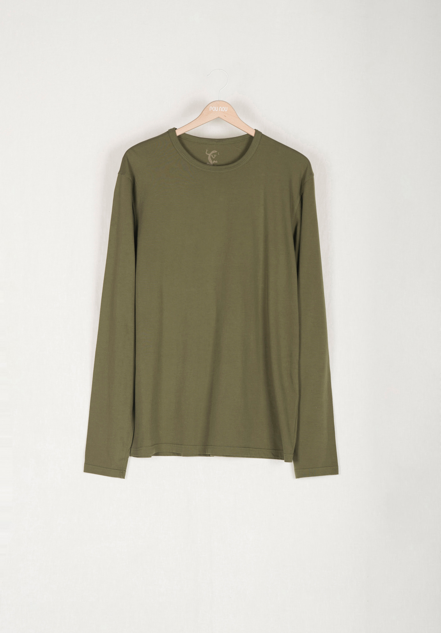Plain basic long-sleeved T-shirt