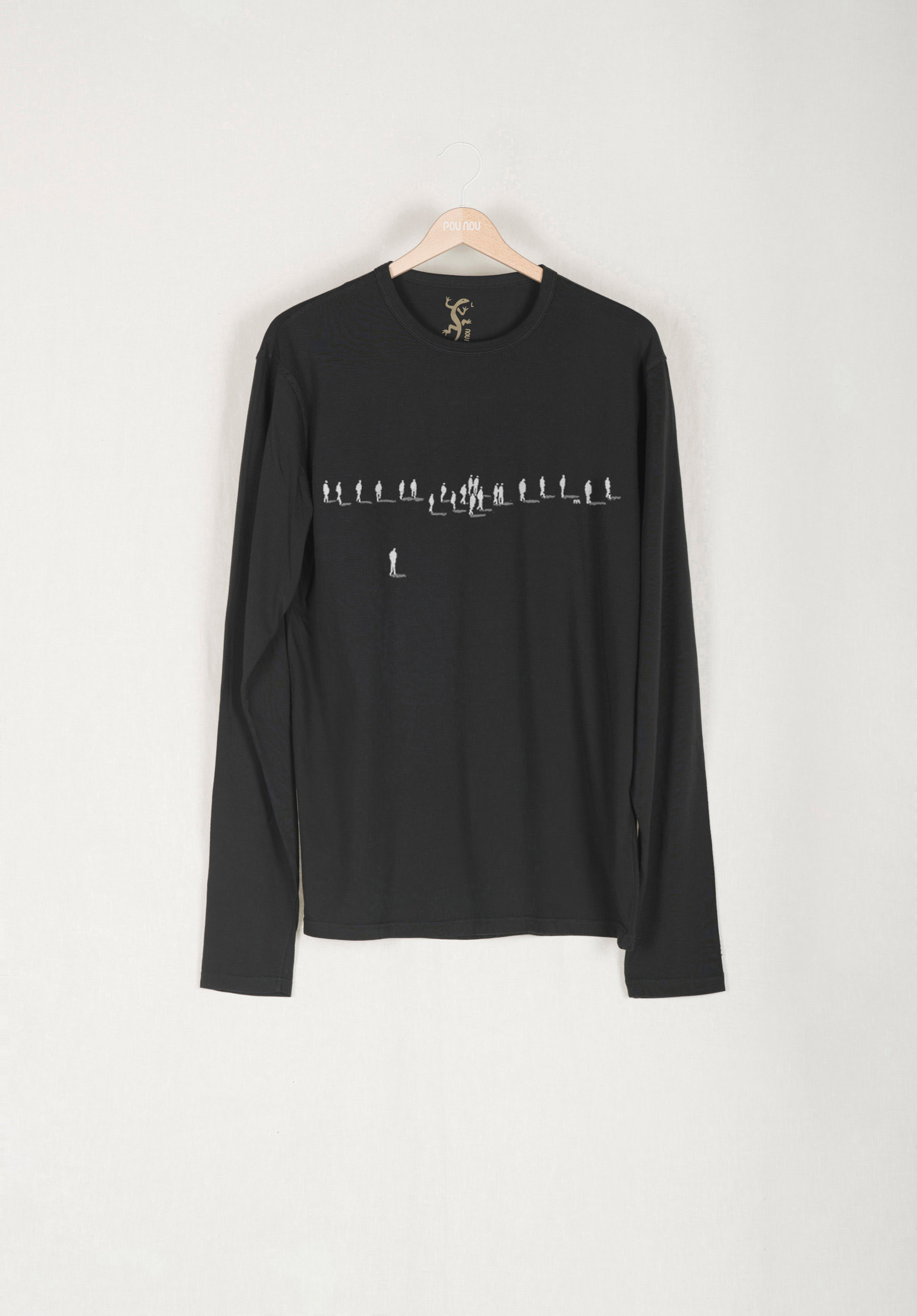 Basic long-sleeved T-shirt dissonance