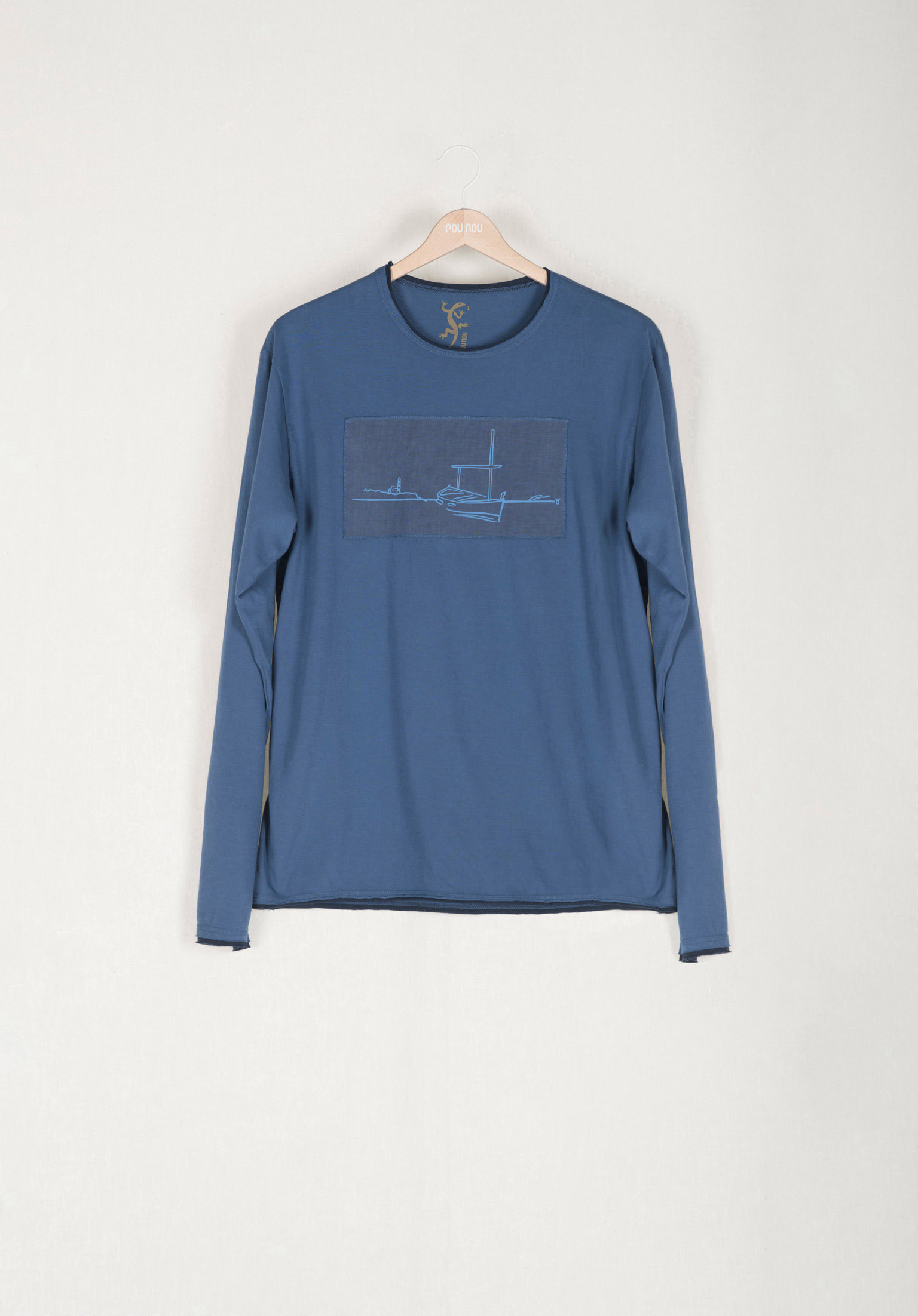 Long-sleeved t-shirt with horizontal patch by the sea