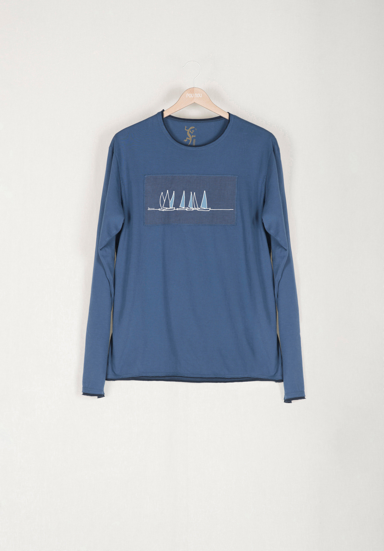 Long-sleeved t-shirt with horizontal patch waiting for the horn