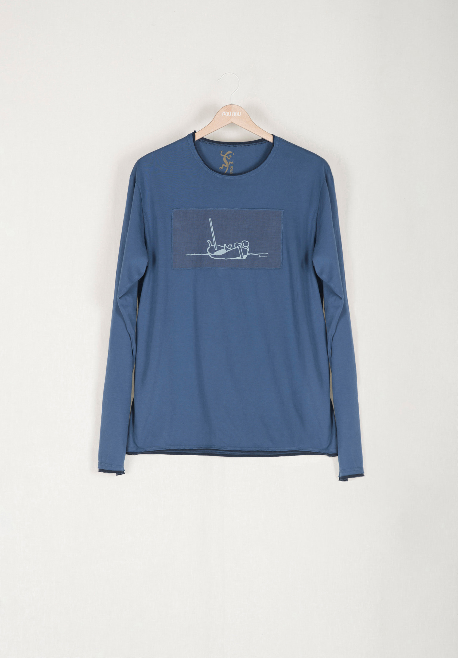 Long-sleeved t-shirt with horizontal patch resting