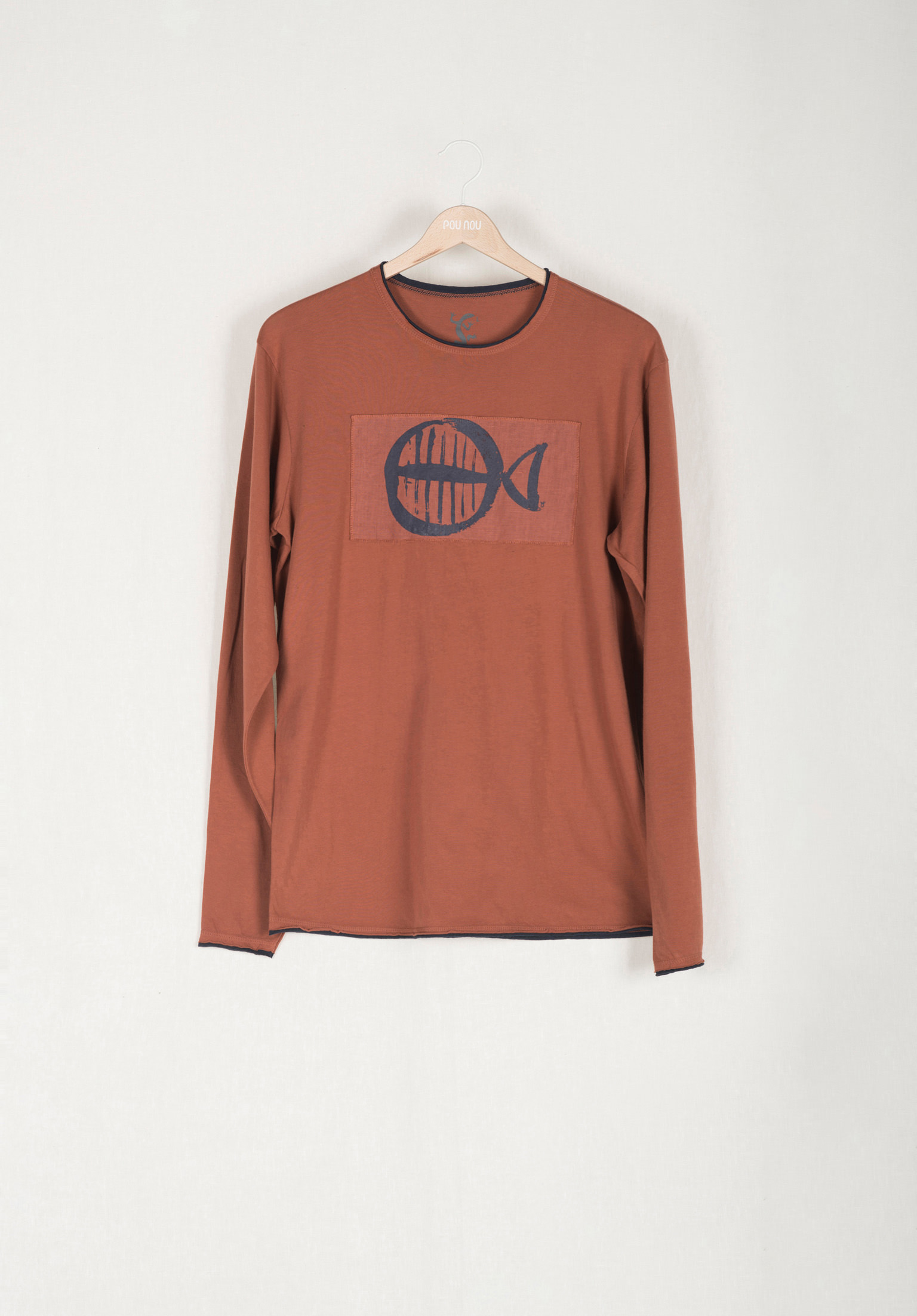 Long-sleeved t-shirt with horizontal patch fish